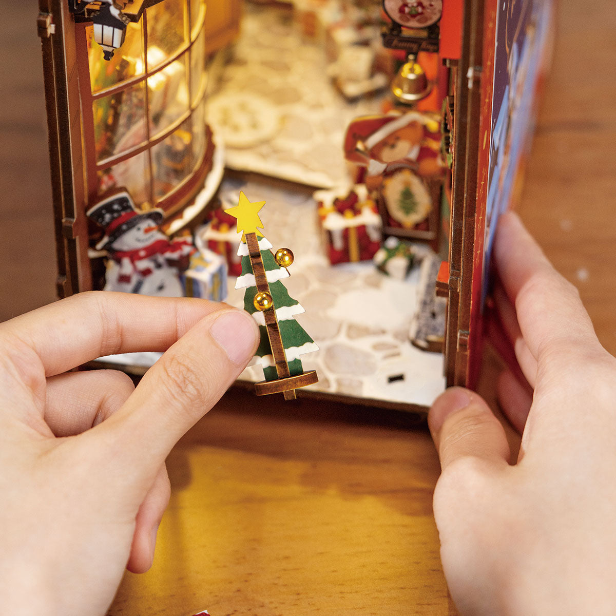 Natal Encantado - Rua Festiva Book Nook DIY
