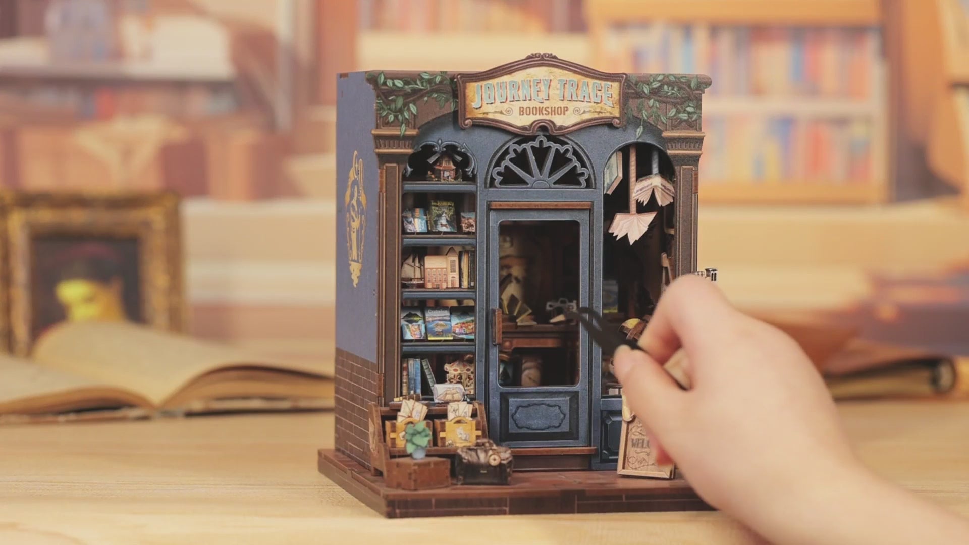 livraria jornadas do viajante casa miniatura diy - porta abrivel video